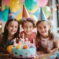 ai gerado uma grupo do sorridente crianças vestindo festa chapéus e segurando colorida balões, com uma aniversário bolo foto