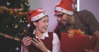 retrato do jovem casal dentro amor estão fazer uma surpresa e dando presentes para cada outros, amantes ter romântico e feliz momento juntos foto