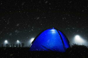 azul barraca com luz dentro a inverno neve. foto