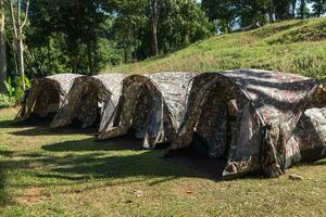 acampamento e barraca em a colina. foto