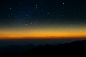 silhuetas montanha e céu foto