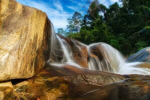 pequeno cascata e pedra com água movimento. foto