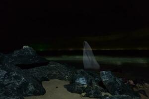 baixo chave imagem uma borrão branco fantasma em a de praia. foto