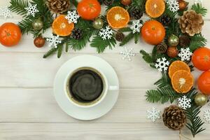copo do café em a branco de madeira inverno fundo com Natal decorações, tangerinas, cones, Pão de gengibre e cópia de espaço foto
