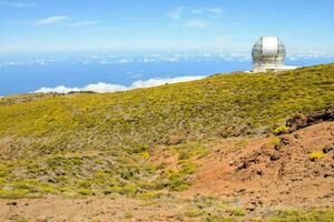 a observatório é localizado em a topo do uma montanha foto