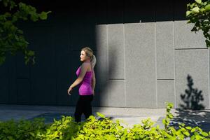 ginástica esporte mulher dentro moda roupa de esporte fazendo ioga ginástica exercício dentro a rua, ao ar livre Esportes, urbano estilo foto