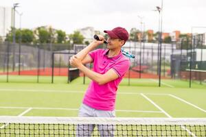 masculino tênis jogador em a tênis quadra foto