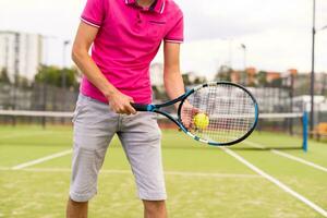 masculino tênis jogador em a tênis quadra foto