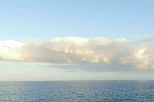 uma ampla nuvem sobre a oceano foto