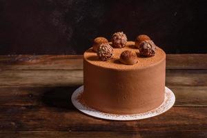 deliciosos lindos doces em uma mesa de madeira escura na véspera de natal foto