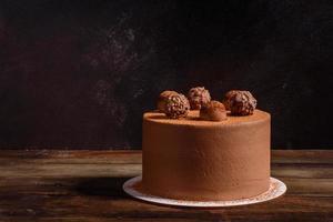 deliciosos lindos doces em uma mesa de madeira escura na véspera de natal foto