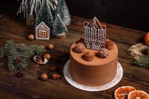 deliciosos lindos doces em uma mesa de madeira escura na véspera de natal