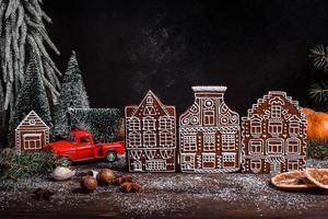 deliciosos lindos doces em uma mesa de madeira escura na véspera de natal foto