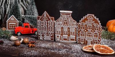 deliciosos lindos doces em uma mesa de madeira escura na véspera de natal foto