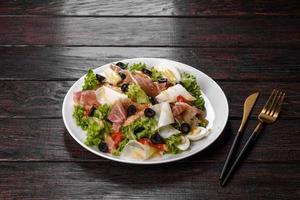 deliciosa salada fresca com bacon para a mesa festiva