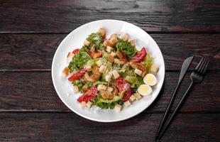 deliciosa salada fresca com camarão para a mesa festiva