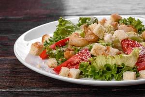 deliciosa salada fresca com camarão para a mesa festiva