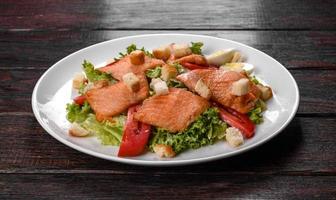 deliciosa salada fresca com peixe vermelho para a mesa festiva