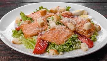 deliciosa salada fresca com peixe vermelho para a mesa festiva
