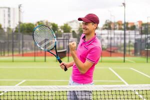 masculino tênis jogador às a quadra olhando feliz foto