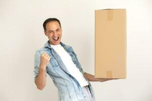 sorridente Entrega homem dando Caixa de papelão em branco fundo foto