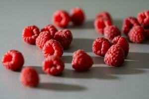 vermelho framboesa fruta em cinzento fundo foto