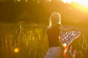 lindo jovem mulher com EUA bandeira foto