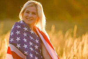 lindo jovem mulher com EUA bandeira foto