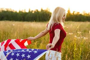 lindo jovem mulher com EUA bandeira foto
