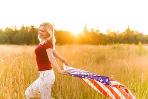 lindo jovem mulher com EUA bandeira foto