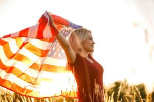 lindo jovem mulher com EUA bandeira foto