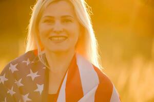 lindo jovem mulher com EUA bandeira foto