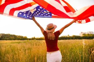 lindo jovem mulher com EUA bandeira foto