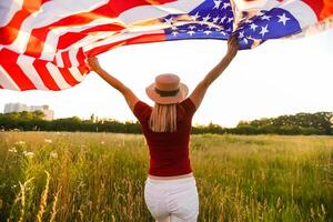 lindo jovem mulher com EUA bandeira foto