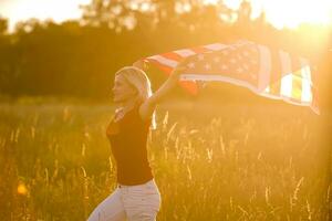 lindo jovem mulher com EUA bandeira foto