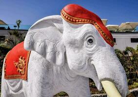uma branco elefante estátua com vermelho decorações foto