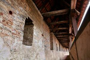 a dentro do uma construção com tijolo paredes e janelas foto