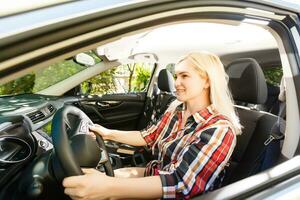 jovem mulher dirigindo dela carro foto