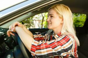 jovem mulher dirigindo dela carro foto