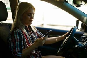 jovem mulher dirigindo dela carro foto