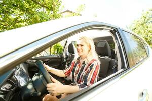 sorridente mulher sentado dentro carro foto