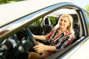 sorridente mulher sentado dentro carro foto