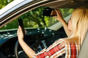 jovem mulher dirigindo dela carro foto