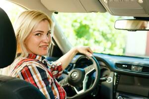 sorridente mulher sentado dentro carro foto