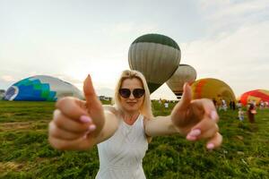 surpreendente Visão com mulher e ar balão. artístico cenário. beleza mundo. a sentindo-me do completo liberdade foto