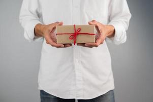 mão segurando a caixa de presente, caixa de presente de ano novo, caixa de presente de Natal, espaço de cópia. Natal, ano hew, conceito de aniversário.