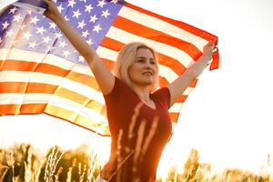 lindo jovem mulher com EUA bandeira foto