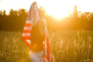 lindo jovem mulher com EUA bandeira foto