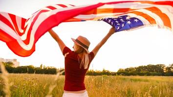 lindo jovem mulher com EUA bandeira foto