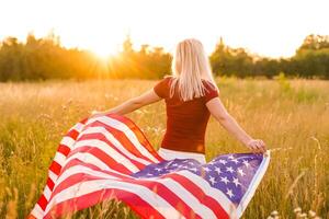 lindo jovem mulher com EUA bandeira foto